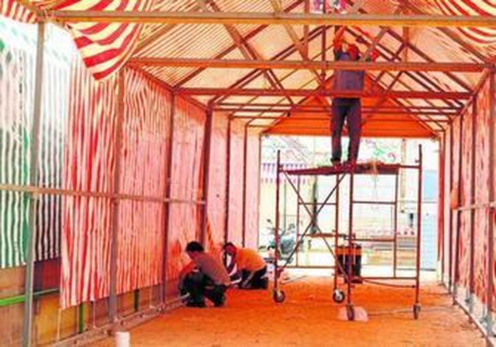Tres operarios montan una caseta en el recinto ferial, a mediodía de ayer.