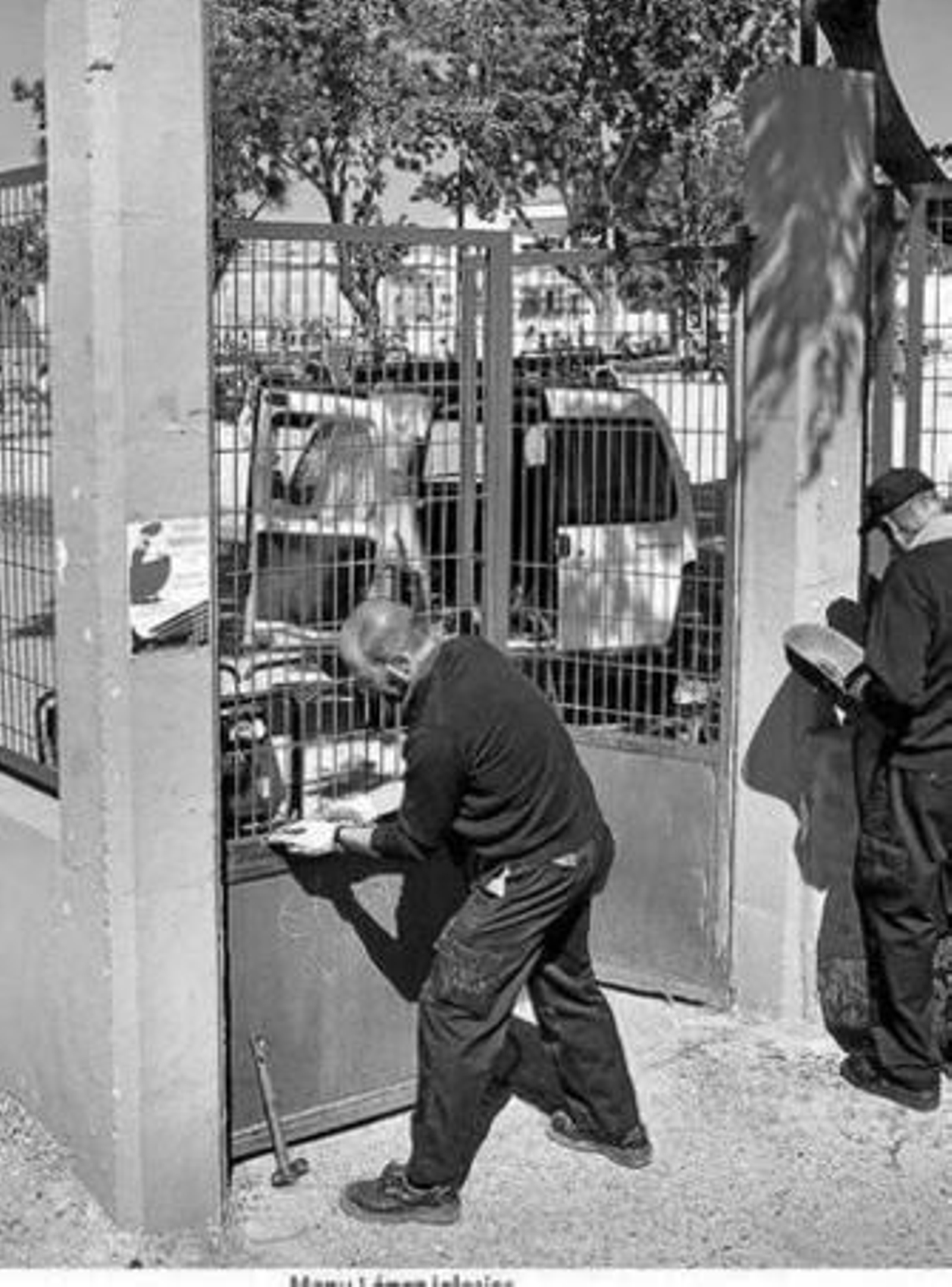 Operarios municipales hacen reparaciones en el centro hace un mes.