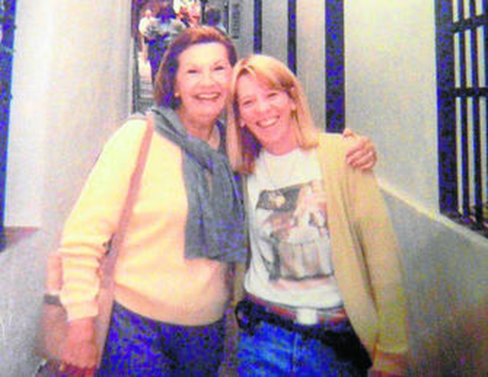 Sandra Cerna, con su hija Laura en una imagen cedida por la familia.