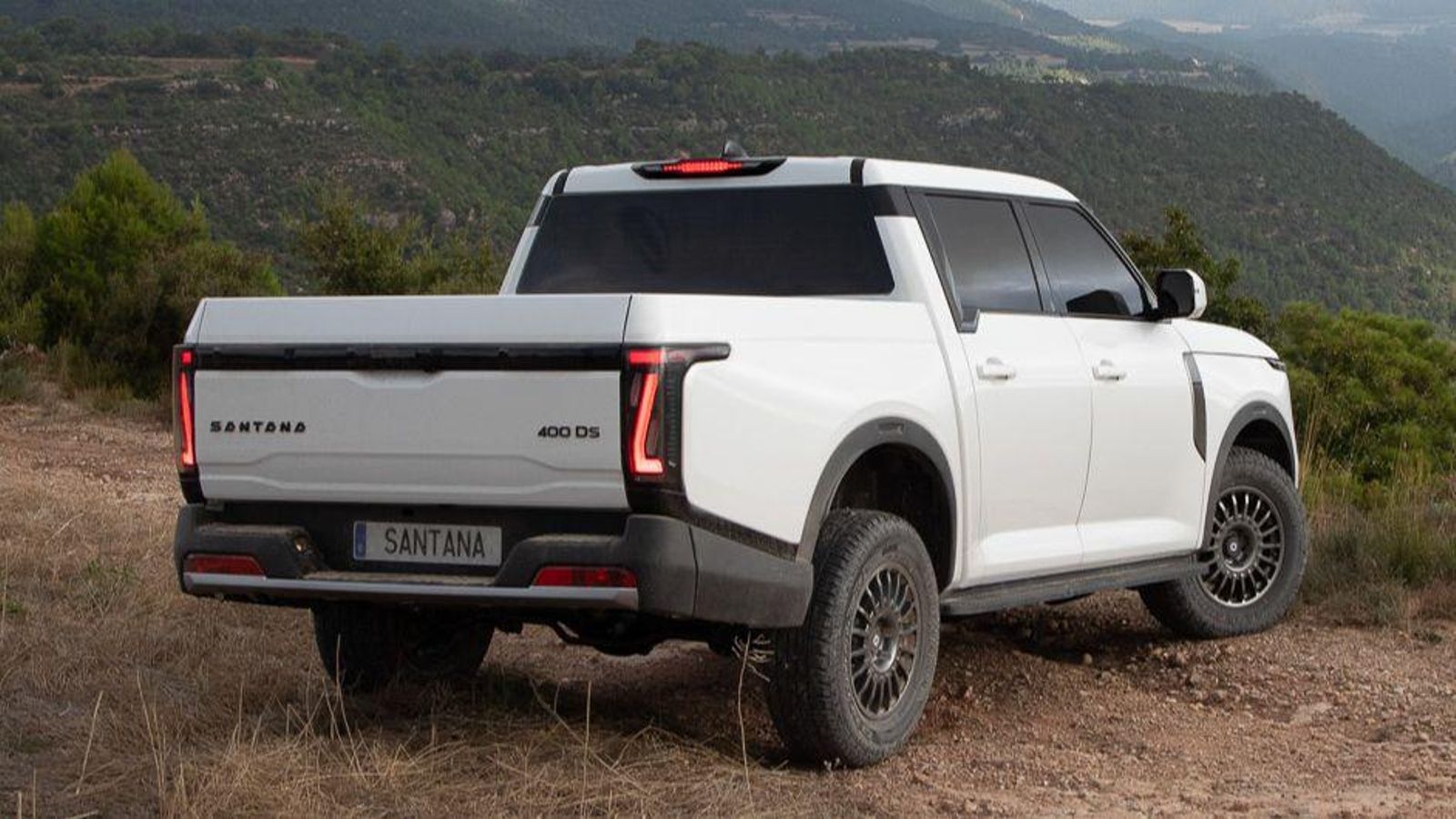 La mayor parte de los kilómetros de nuestra corta prueba tuvieron las pistas de tierra como protagonistas. Allí pudimos apreciar el valor que aportan las suspensiones multibrazo y con muelles de los 400 S y ambos PHEV.