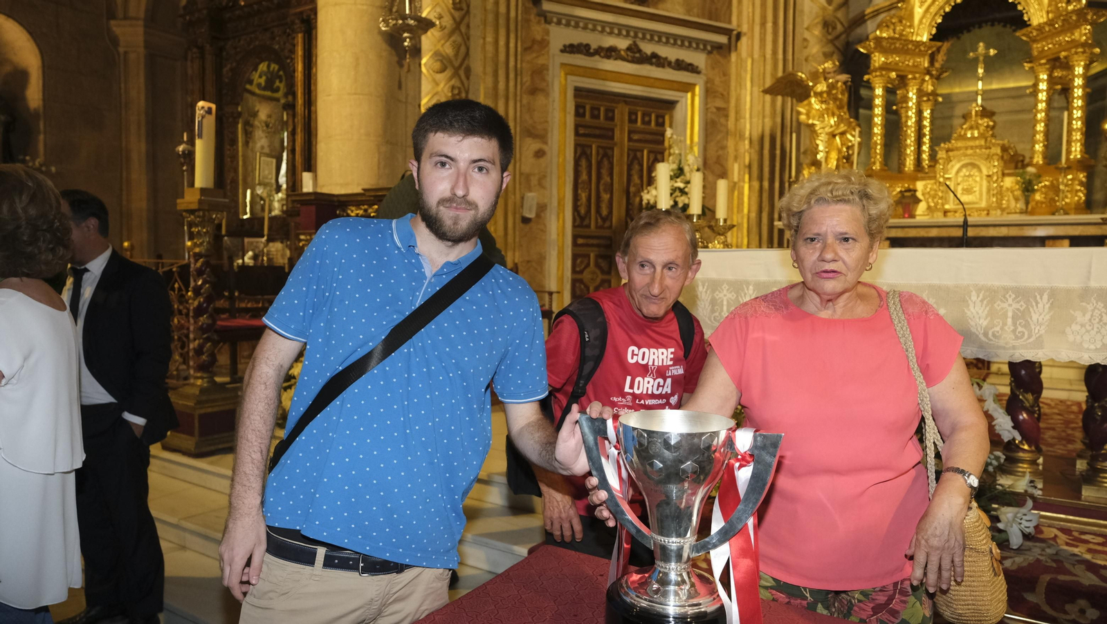 Ofrenda de la U.D. Almería a la Virgen del Mar, por el ascenso a la Liga Santander de Fútbol