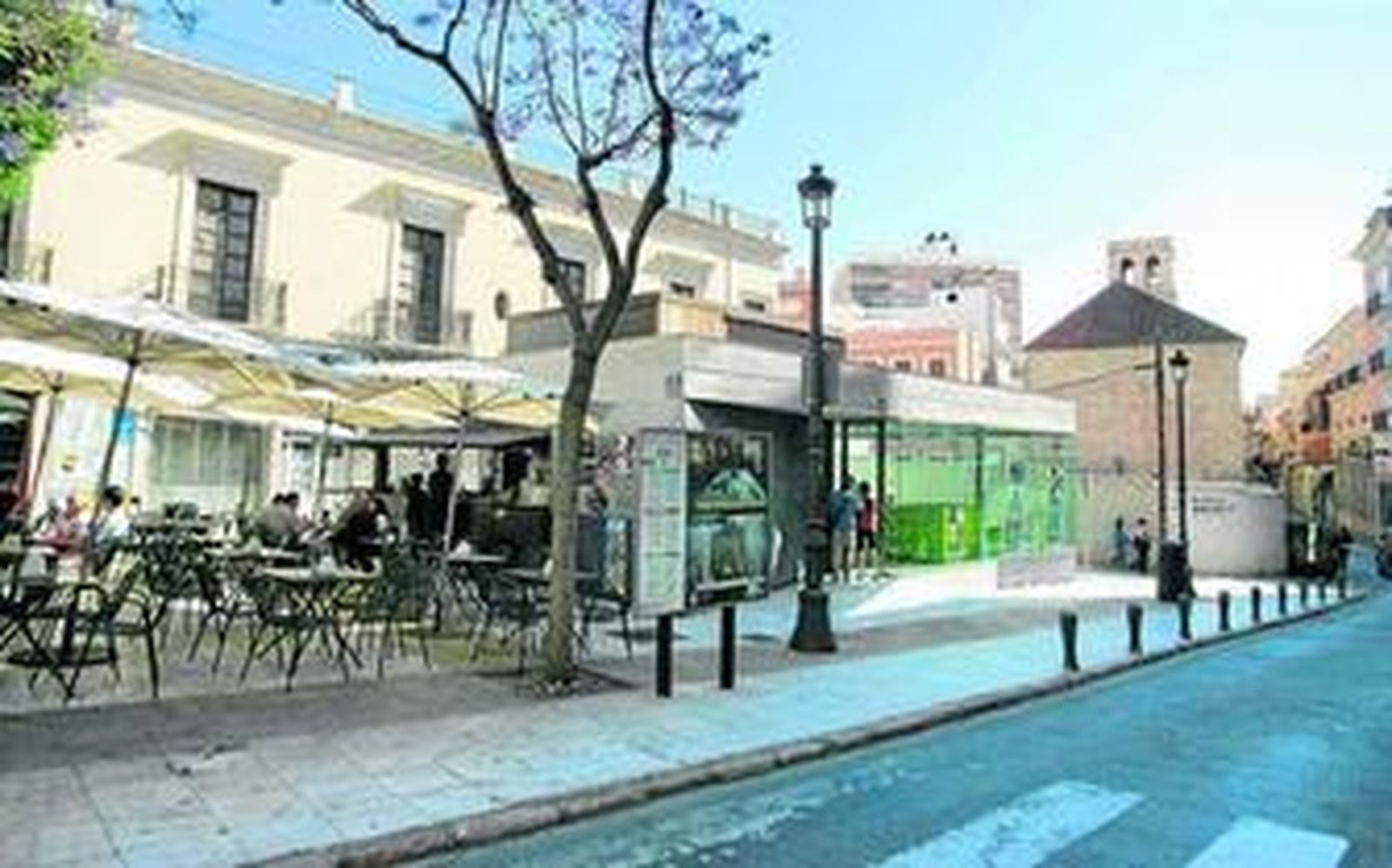 Dos quioscos con sus terrazas más el pabellón de los Refugios saturan la plaza, en la que apenas queda espacio para el tránsito peatonal.
