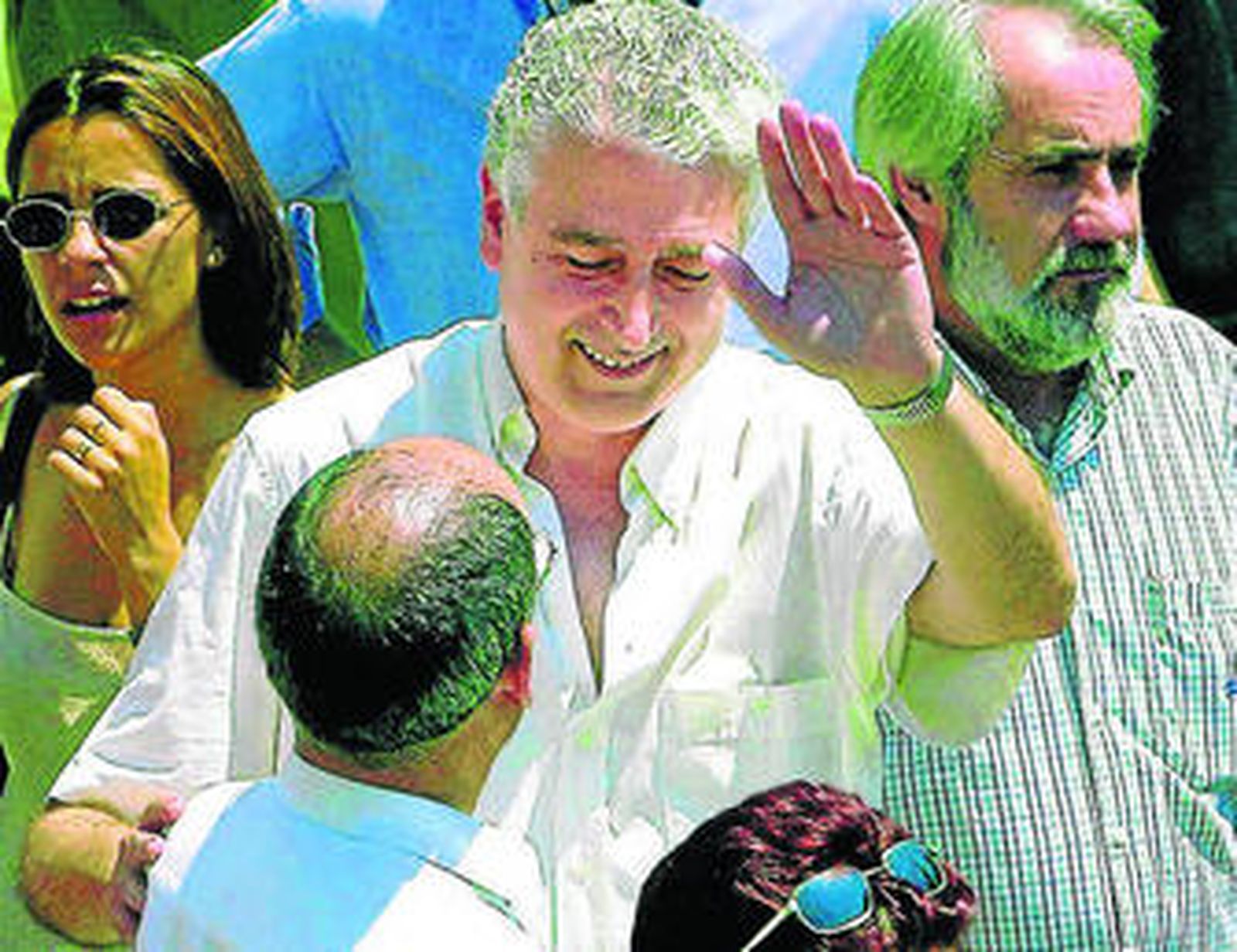 Asenjo saluda a compañeros y amigos tras el atentado fallido de 2000.
