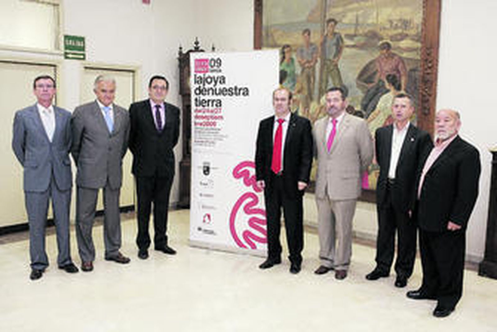 Luís Pérez, en el centro, con los cargos instituciones de la Región de Murcia y el alfarero almeriense, Francisco Robles (a la derecha) junto al tríptico de la Feria de Artesanía.
