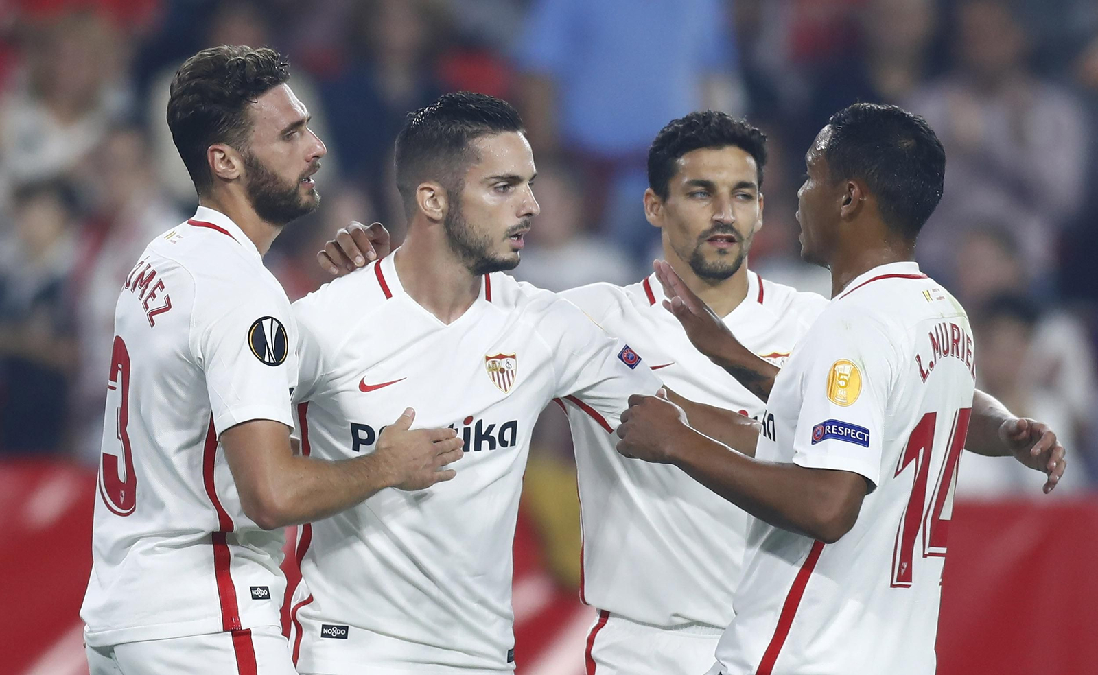 Sergi Gómez, Jesús Navas y Muriel felicitan a Sarabia tras un gol.