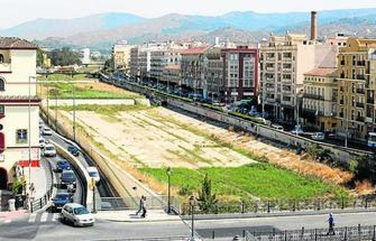 Tramo del cauce del río Guadalmedina en el que se contemplan las nuevas pasarelas peatonales.