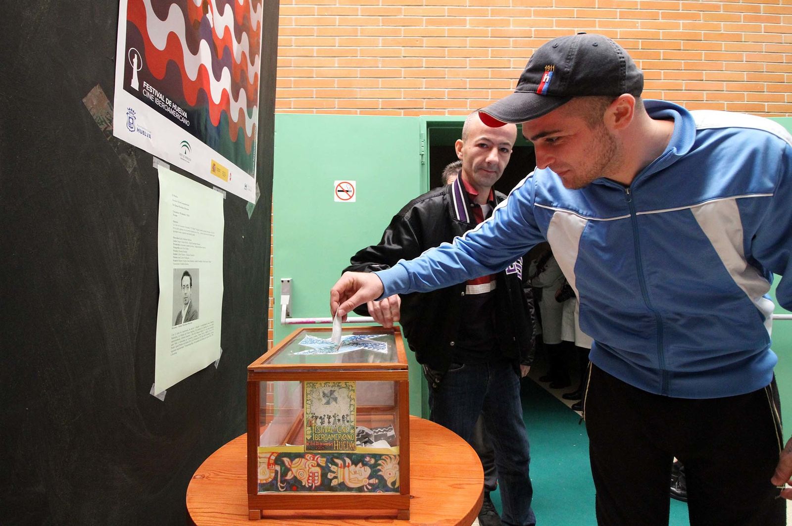 "El Piedra" visita la cárcel de Huelva, en imágenes