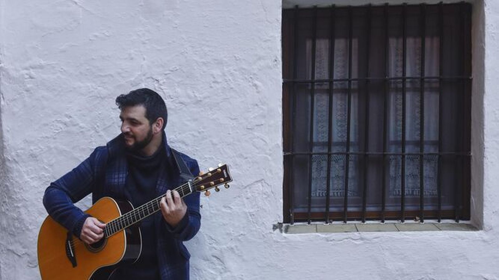 Fran Perea en una actuación callejera en Sevilla