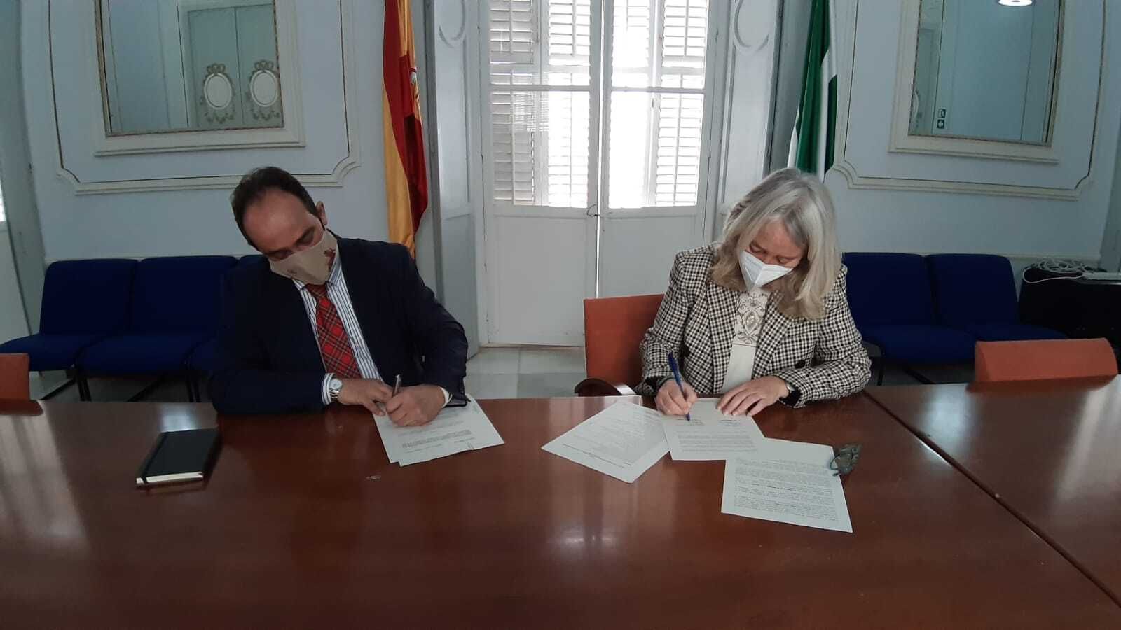 Firma del acuerdo de cesión de 300 libros de Darío Bernal a Baelo Claudia.