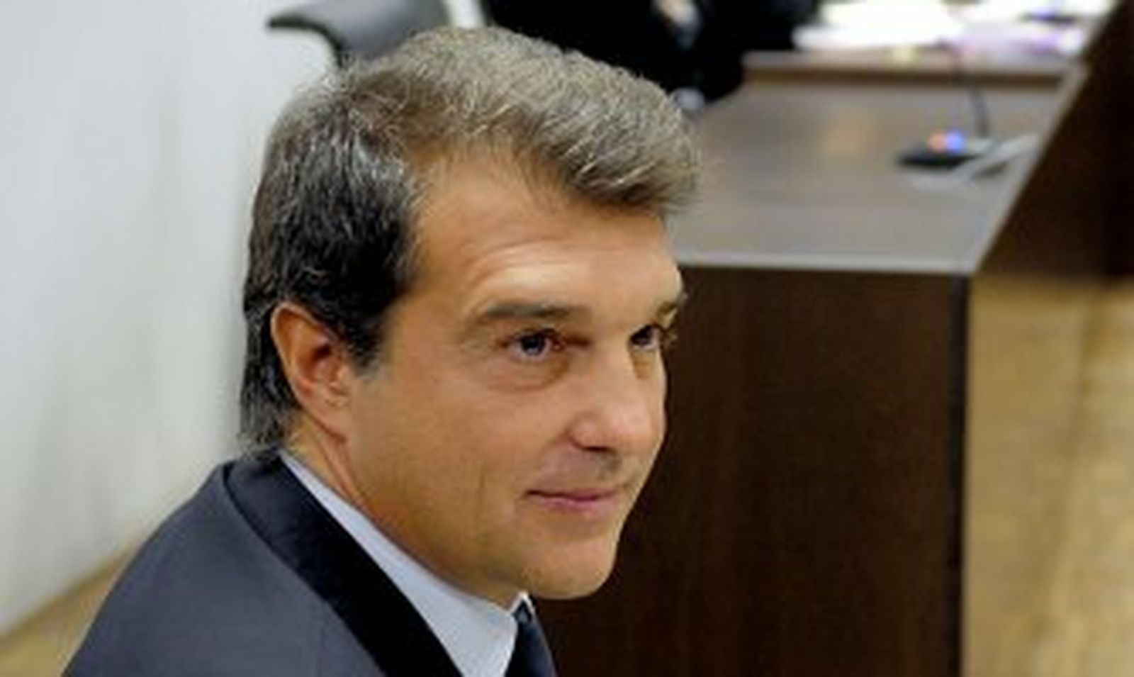 Laporta niega haber pactado operaciones en Uzbekistán