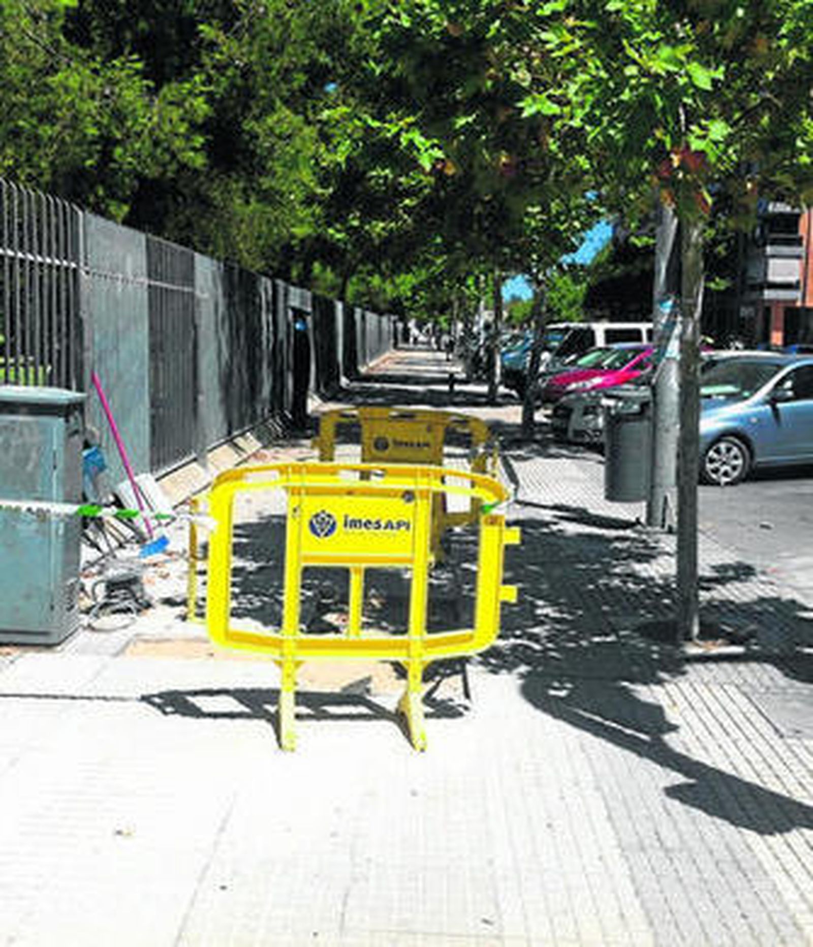 Trabajos de acondicionamiento en una de las aceras de Julio Caro Baroja.