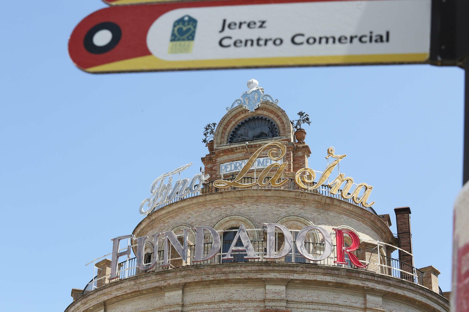 Los letreros de Fundador y La Ina del emblemático edificio del Gallo Azul.