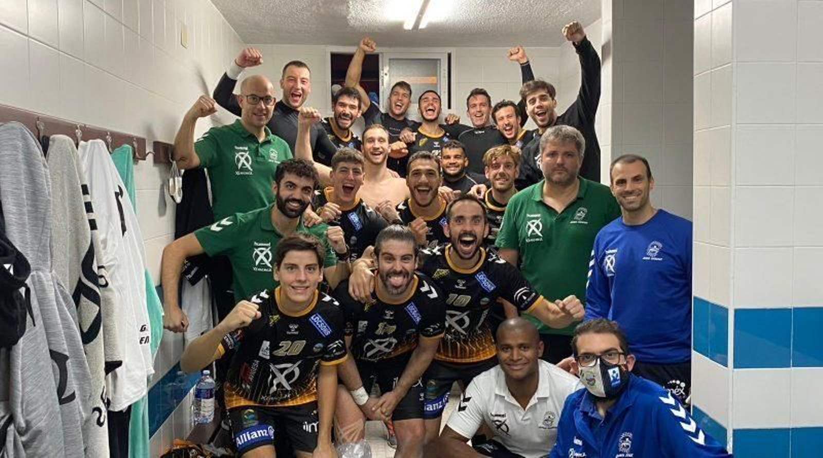 Foto de familia del Ángel Ximénez tras su victoria sobre el Puerto Sagunto.