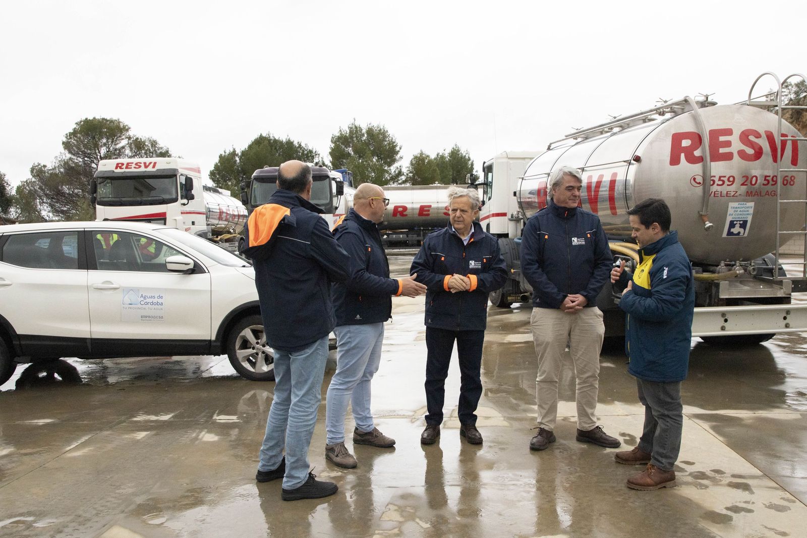 Fuentes conversa con personal de Empracsa junto a los camiones cisterna