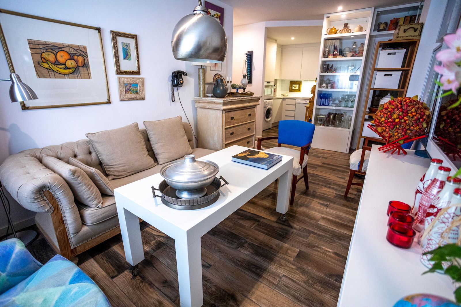 Cuarto de estar. Sofá de lino natural diseñado por Onofre Conde y cómoda de madera de pino decapada  con tapa de mármol travertino.