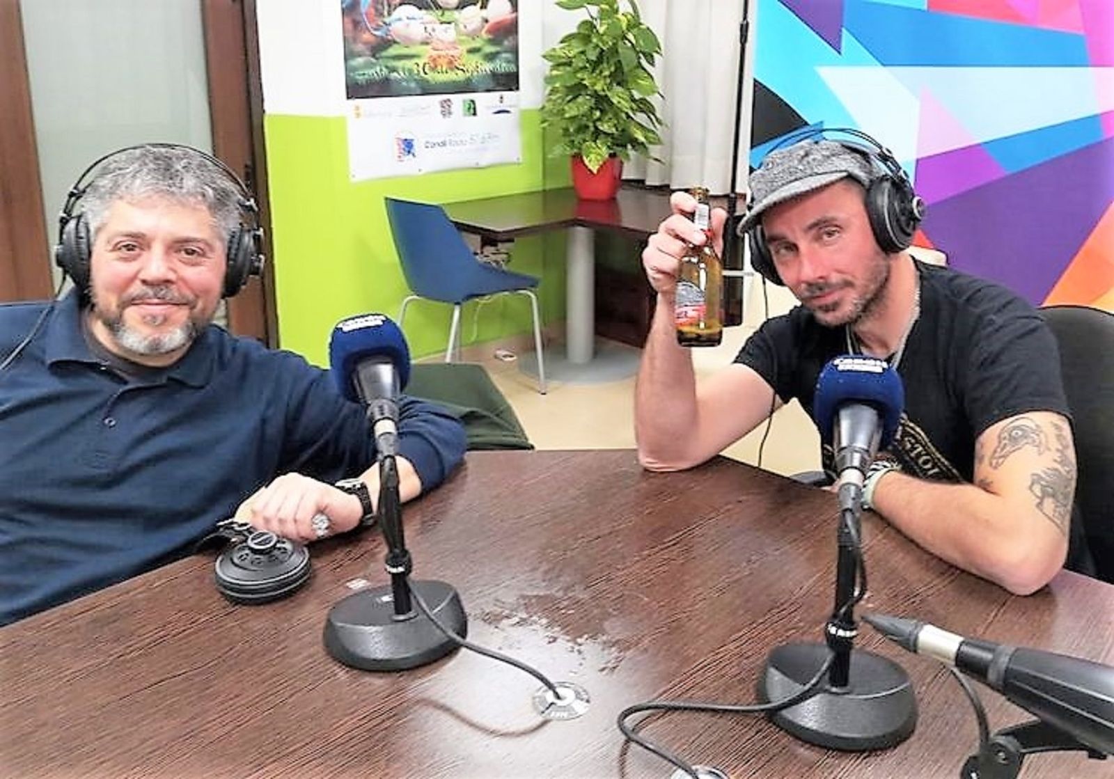 Alejandro Ortega y Edgar-Max durante una entrevista en Candil Radio.