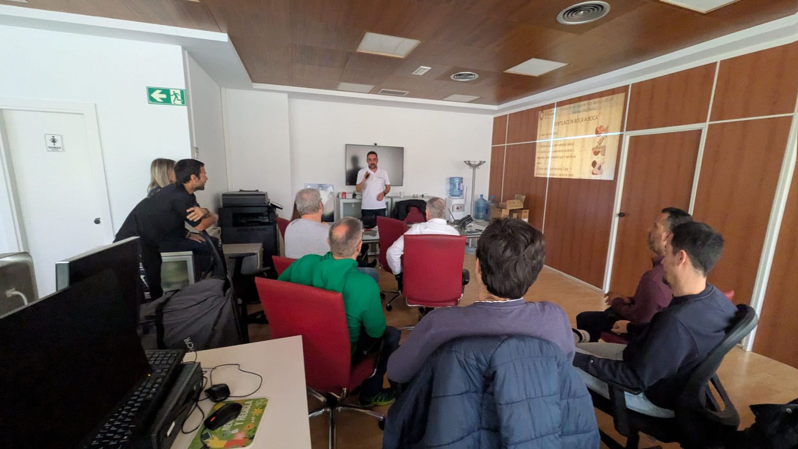 La primera parte del curso de cuatro horas fue teórica