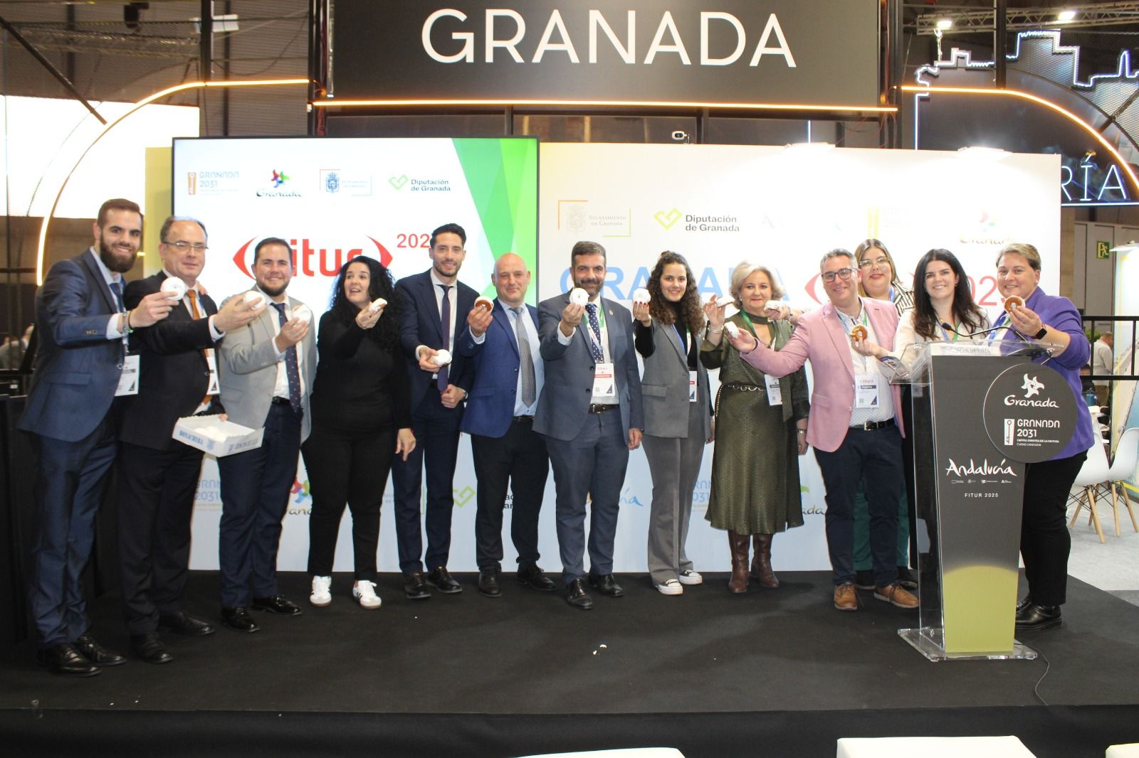 El alcalde de Loja, Joaquín Camacho junto a su junta directiva en Fitur 2025.