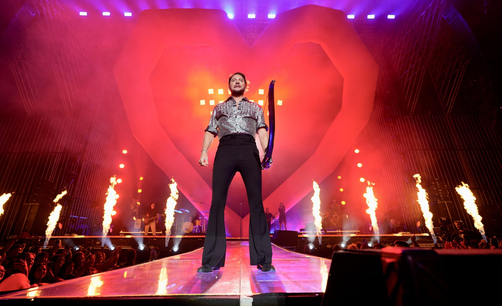 Manuel Carrasco conquista con sus 'flechas de amor' a Granada