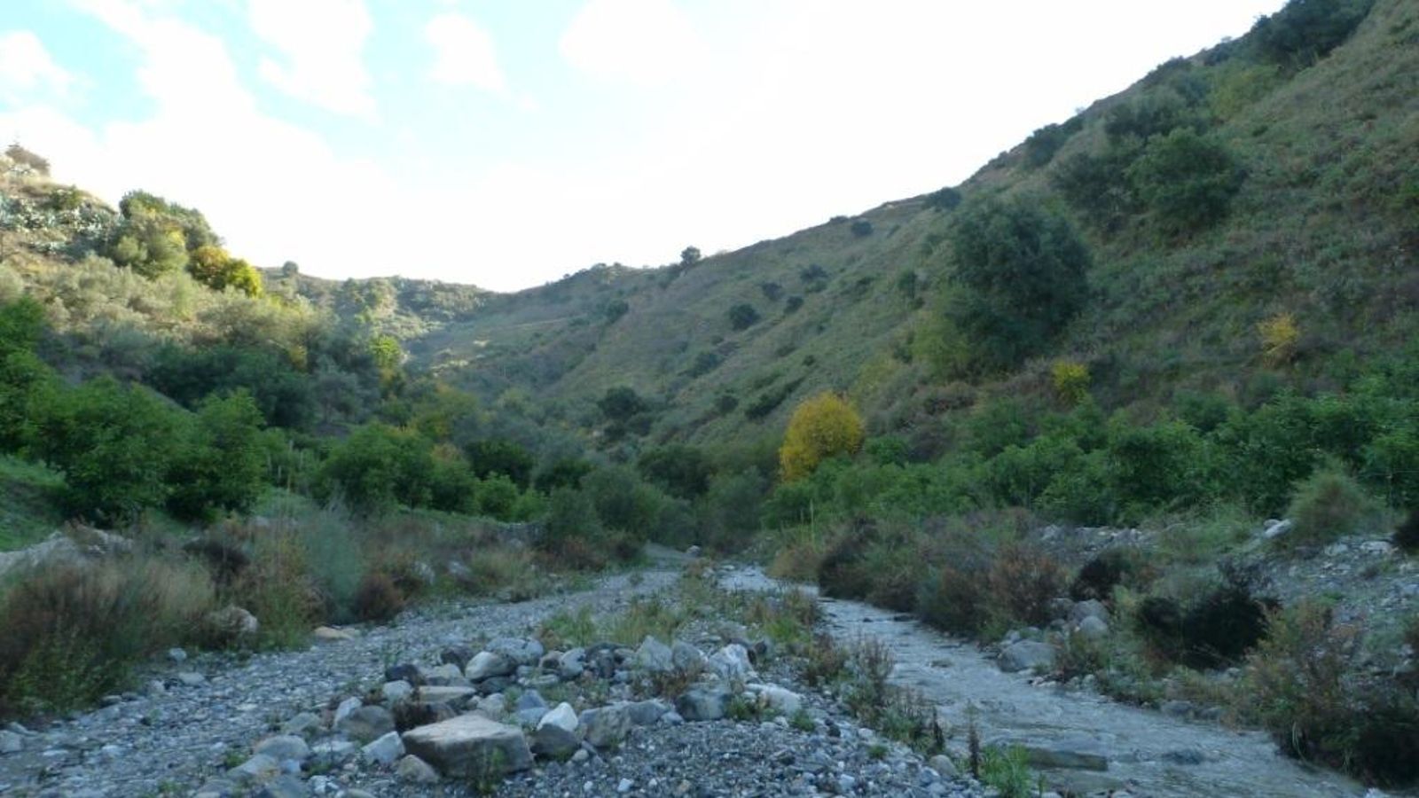 Se atraviesa el cauce de ríos y arroyos, secos o con agua. Se atraviesa el cauce de ríos y arroyos, secos o con agua.