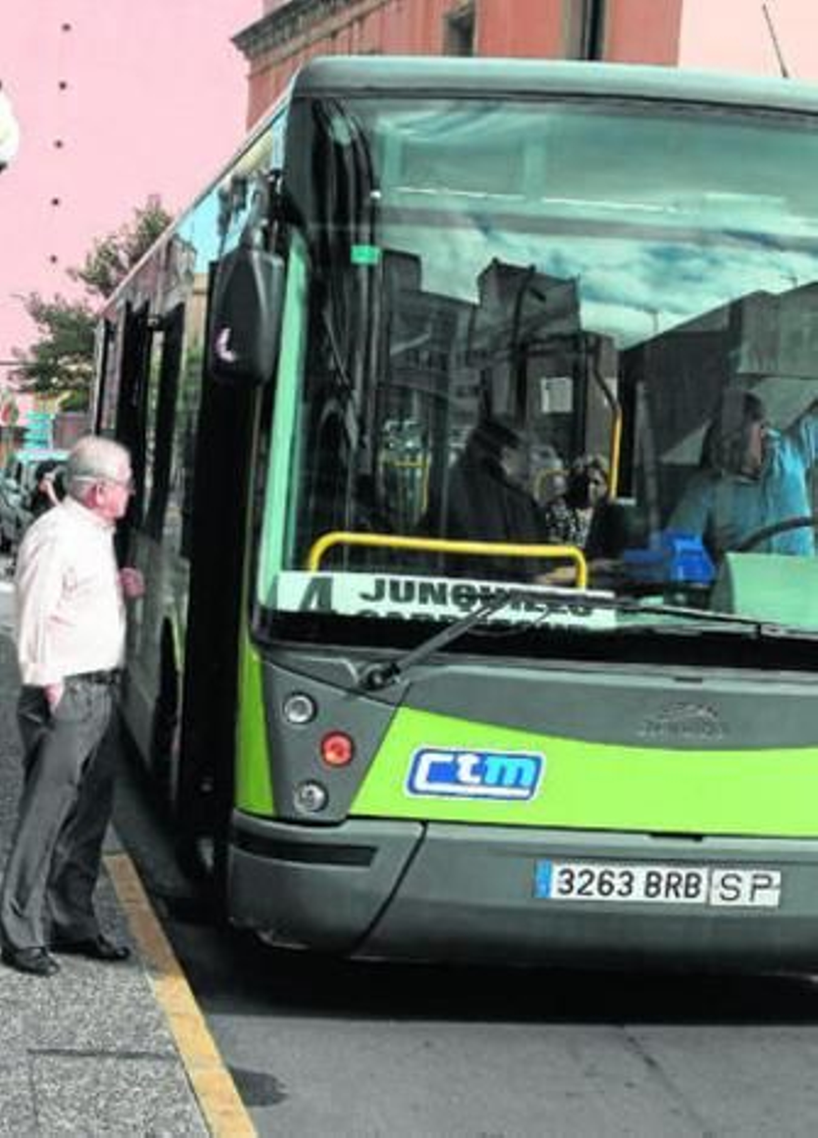 Un usuario se dispone a subirse en un autobús de CTM, ayer en La Línea.