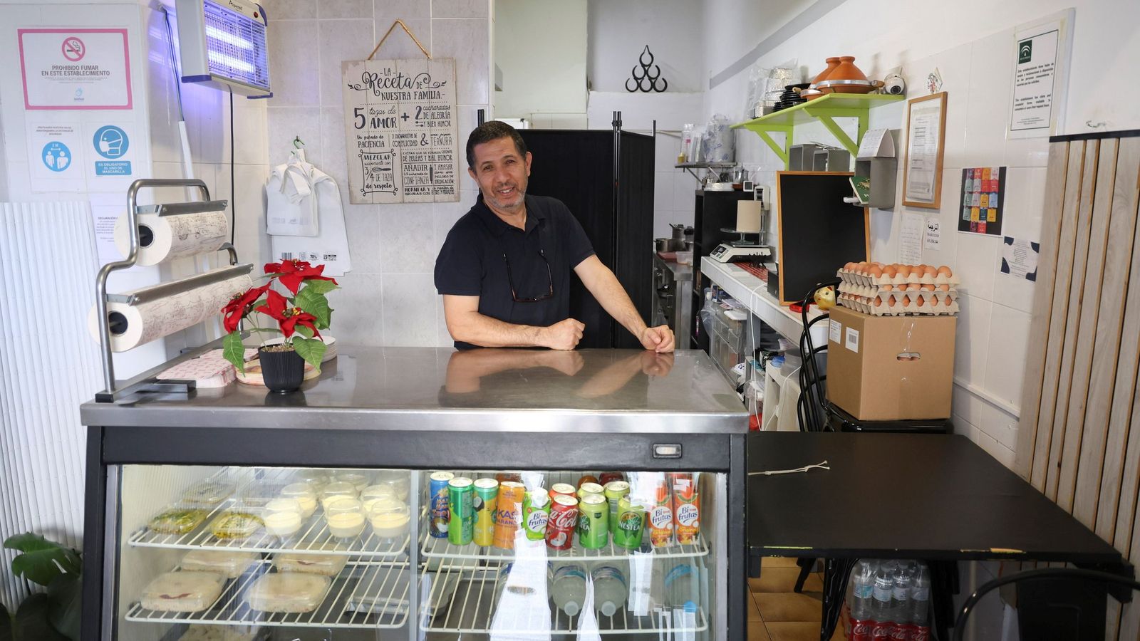 Driss Atraías en su local de comida casera para llevar ubicado en Eugenio Gross