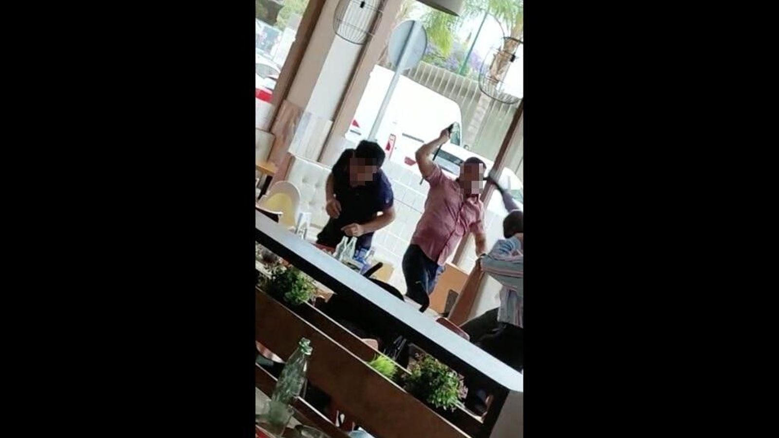 En un momento, un varón coge una especie de vara agredir al contrario.
