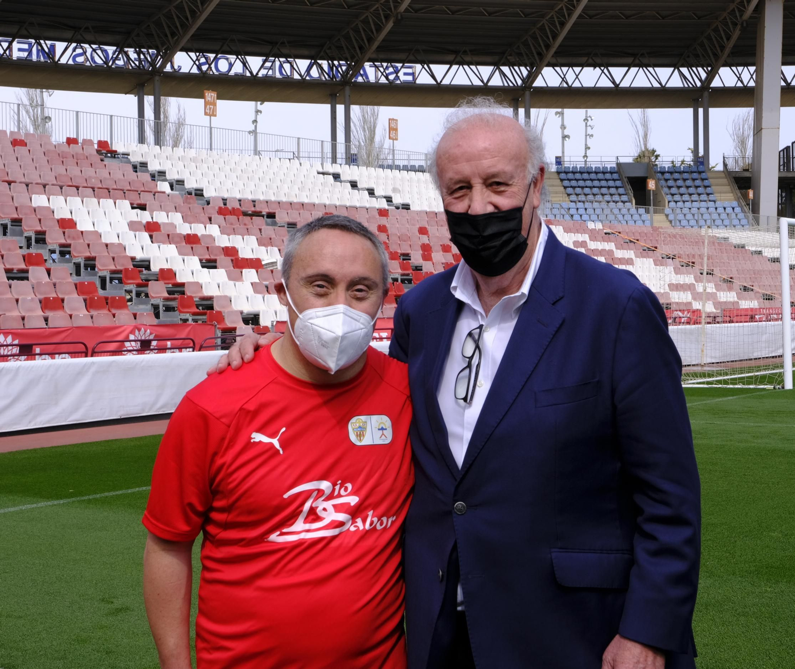 Fotogalería de la visita de Vicente del Bosque al equipo Genuine de la Fundación U.D. Almería