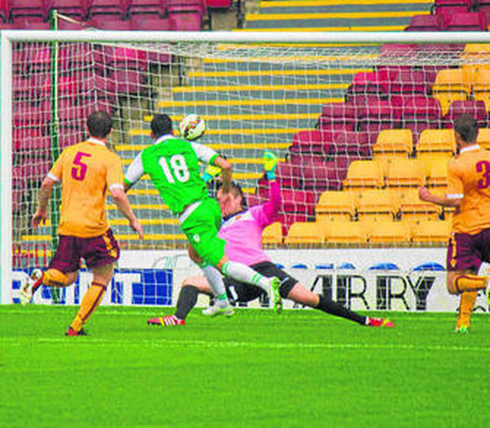 Rennella anota el tercer tanto bético tras ejecutar una precisa vaselina.