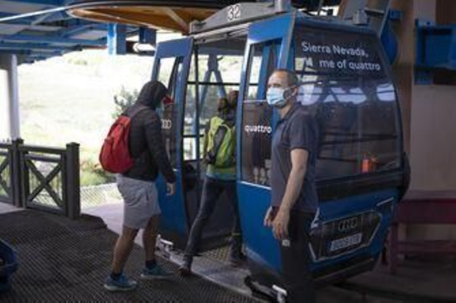 Fotos: así ha sido la jornada de limpieza en las pistas de esquí de Sierra Nevada