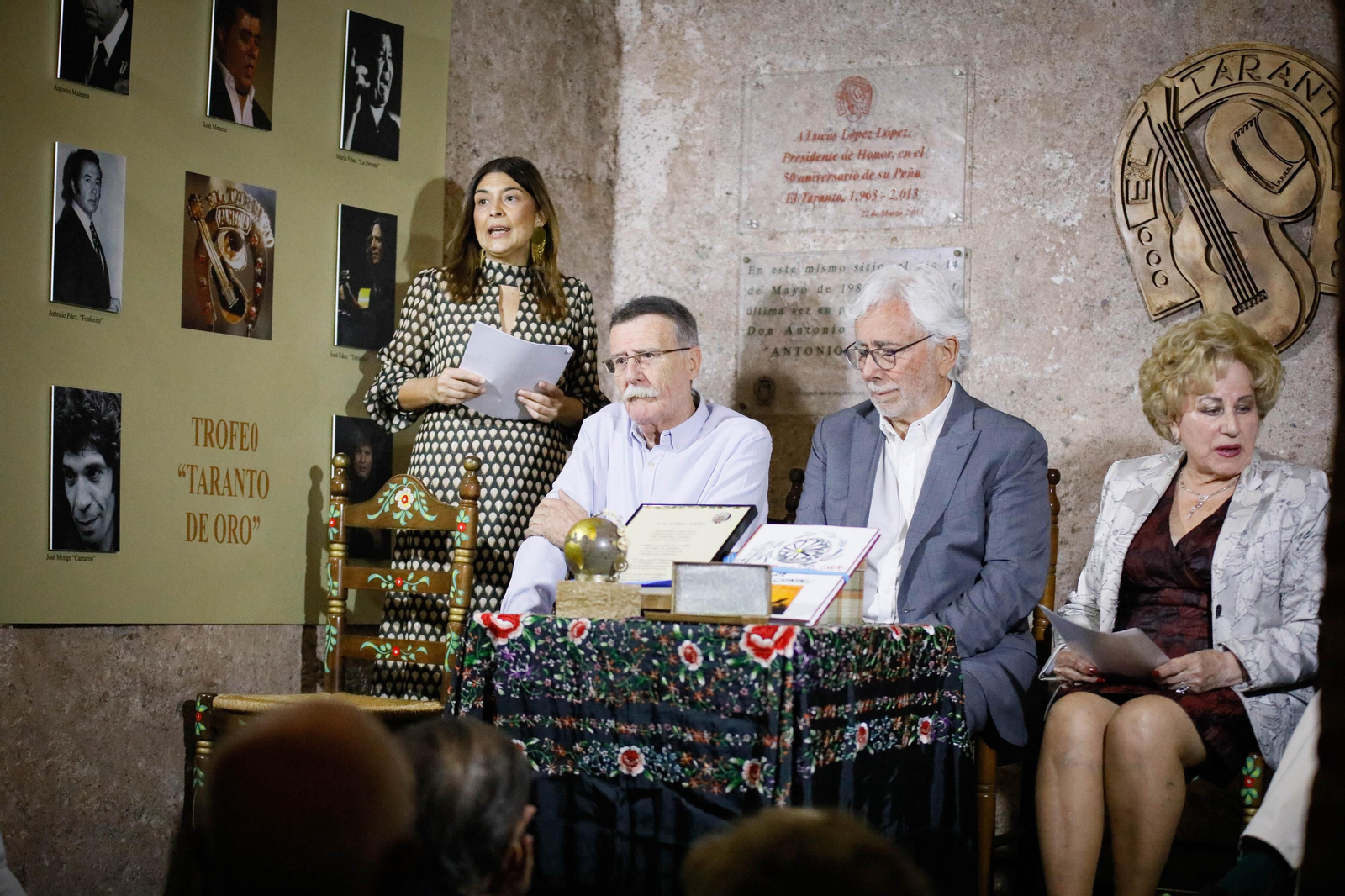 Entrega de Anagrama de Oro y Brillantes de la Ciudad de Almería a Andrés Caparrós en imágeness