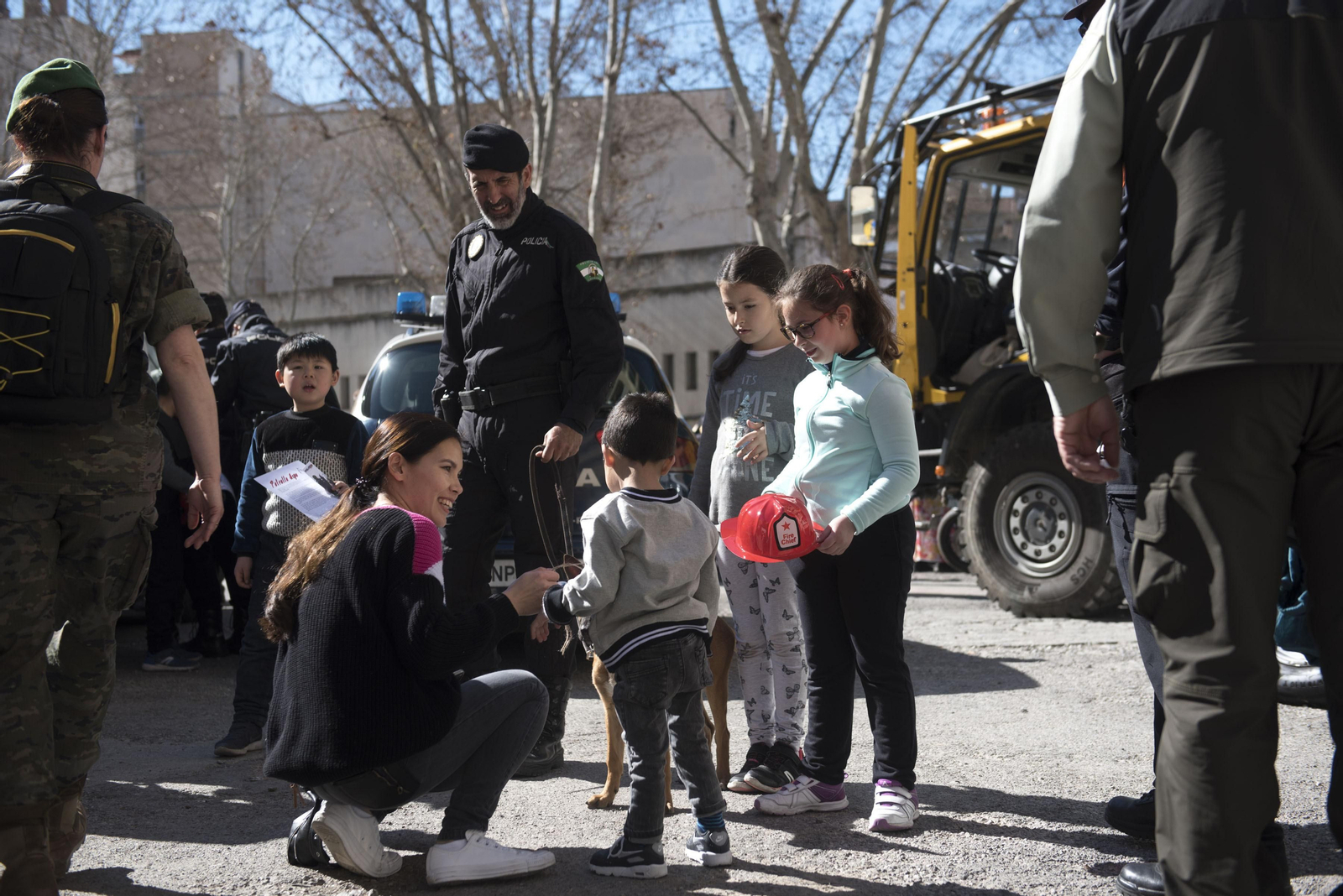 Las Fuerzas de Seguridad visitan a los menores ingresados en el Hospital Materno Infantil