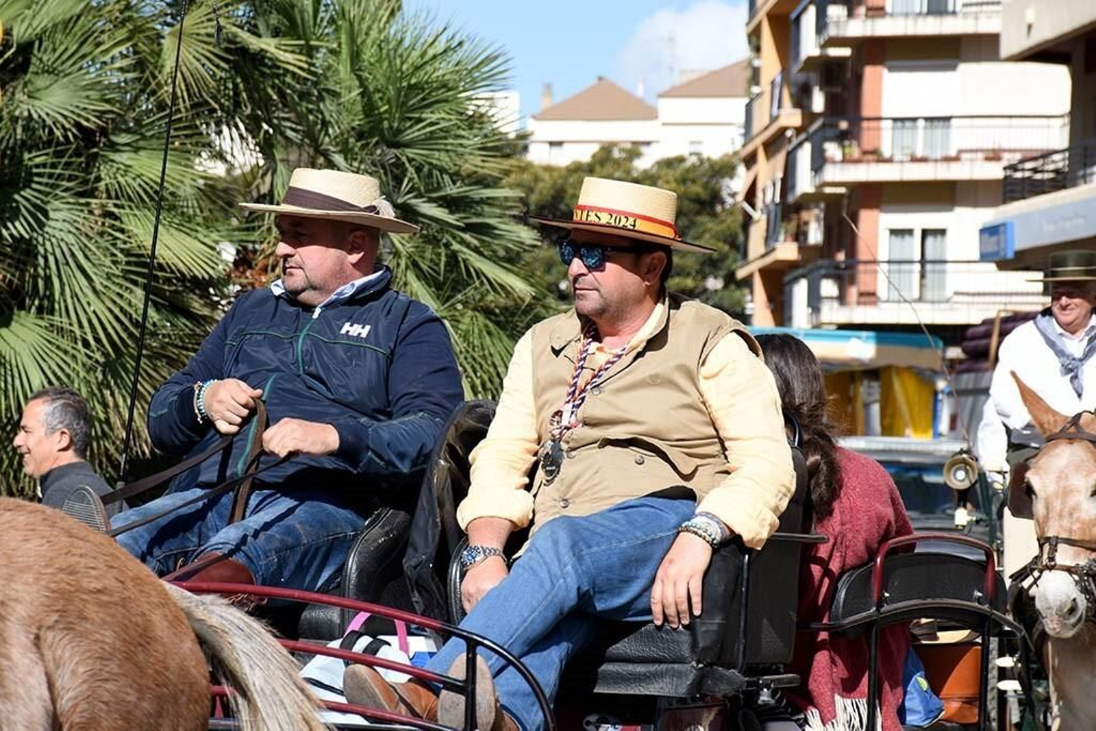 Imágenes de los peregrinos de la Hermandad de Emigrantes en su salida por las calles de Huelva