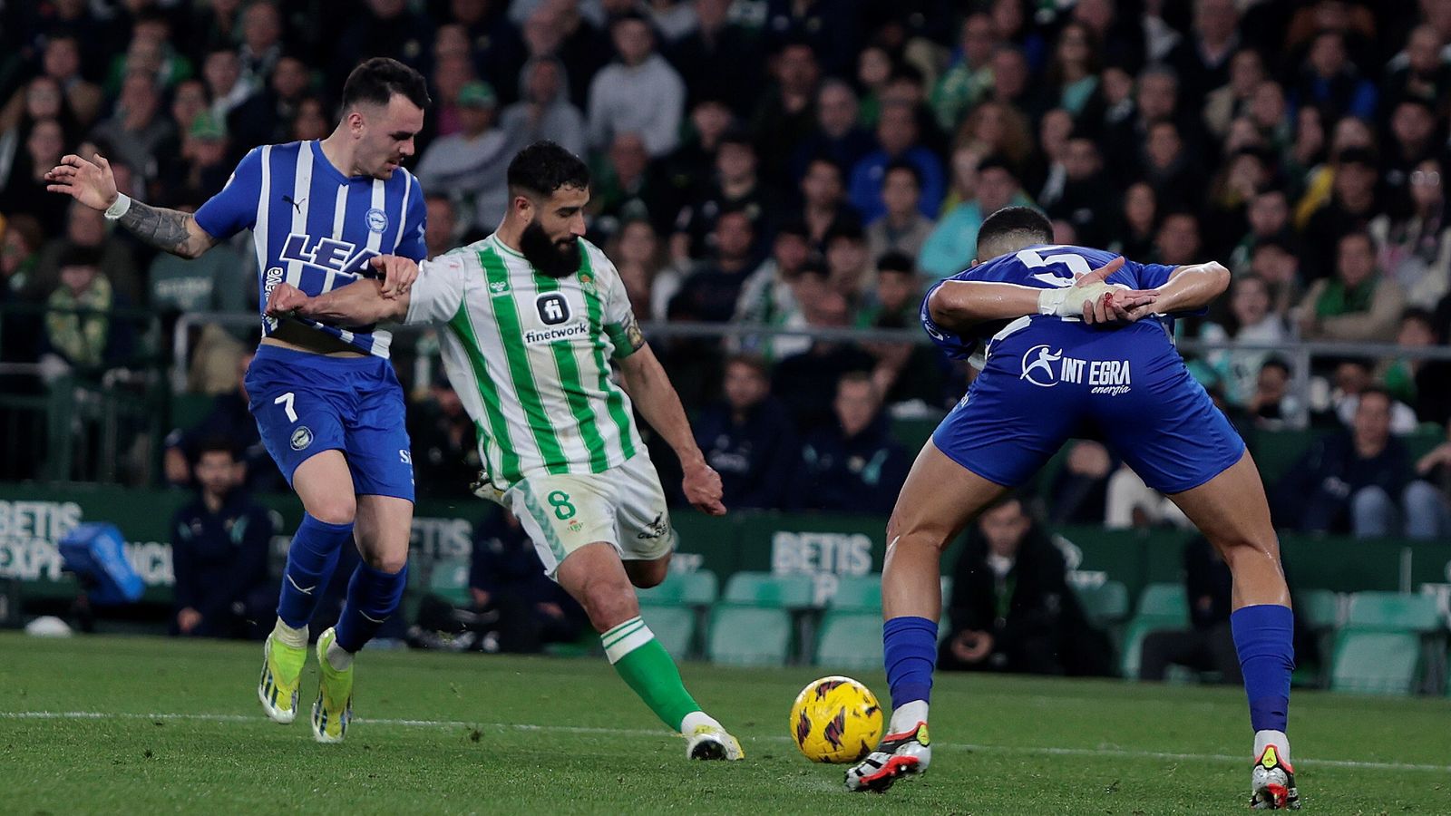 Fekir dispara a puerta y estrella el balón en Abqar en una jugada que parecía más clara.