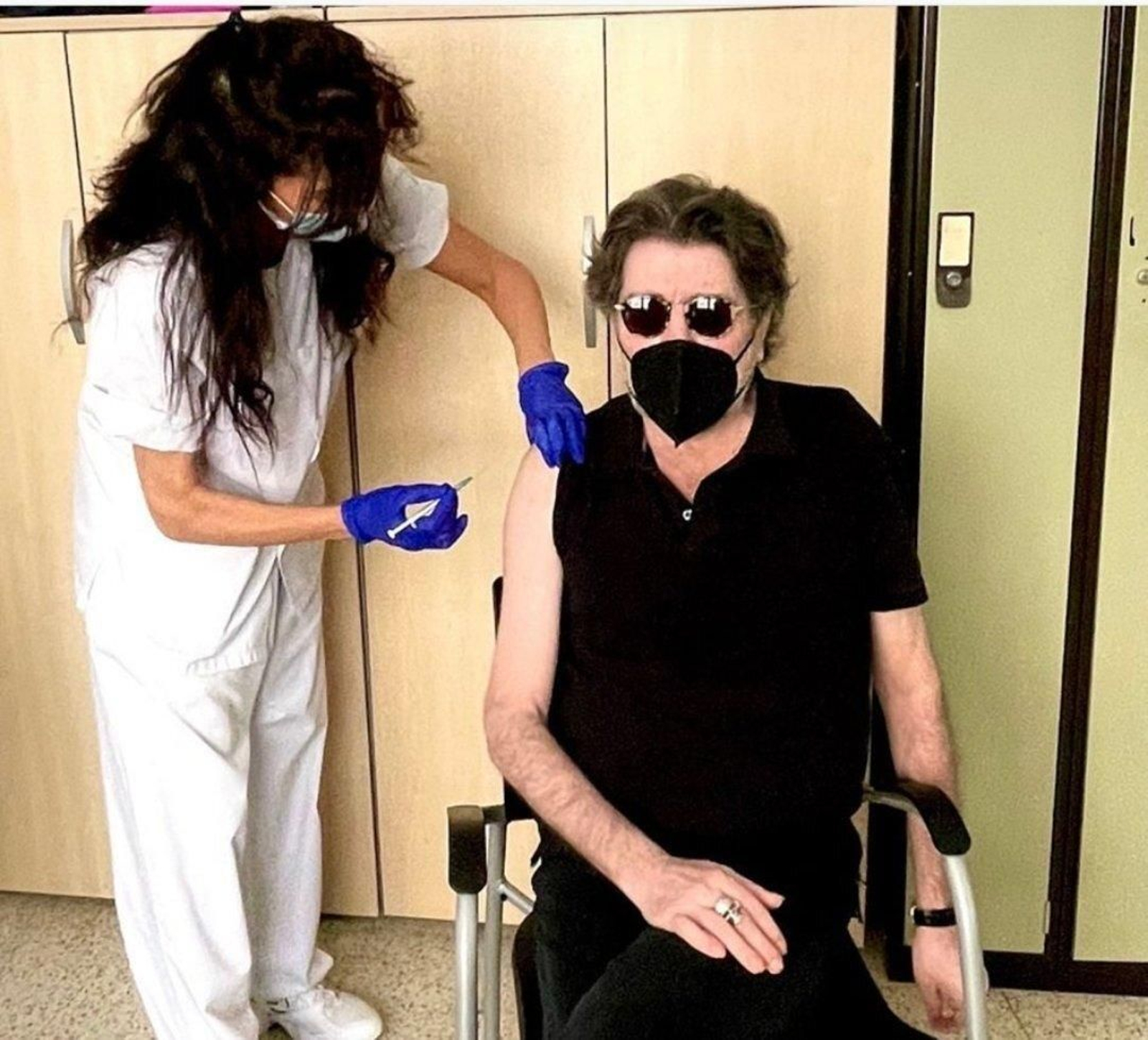 Joaquín Sabina se vacuna contra el coronavirus: si lo que quieres es vivir cien años...