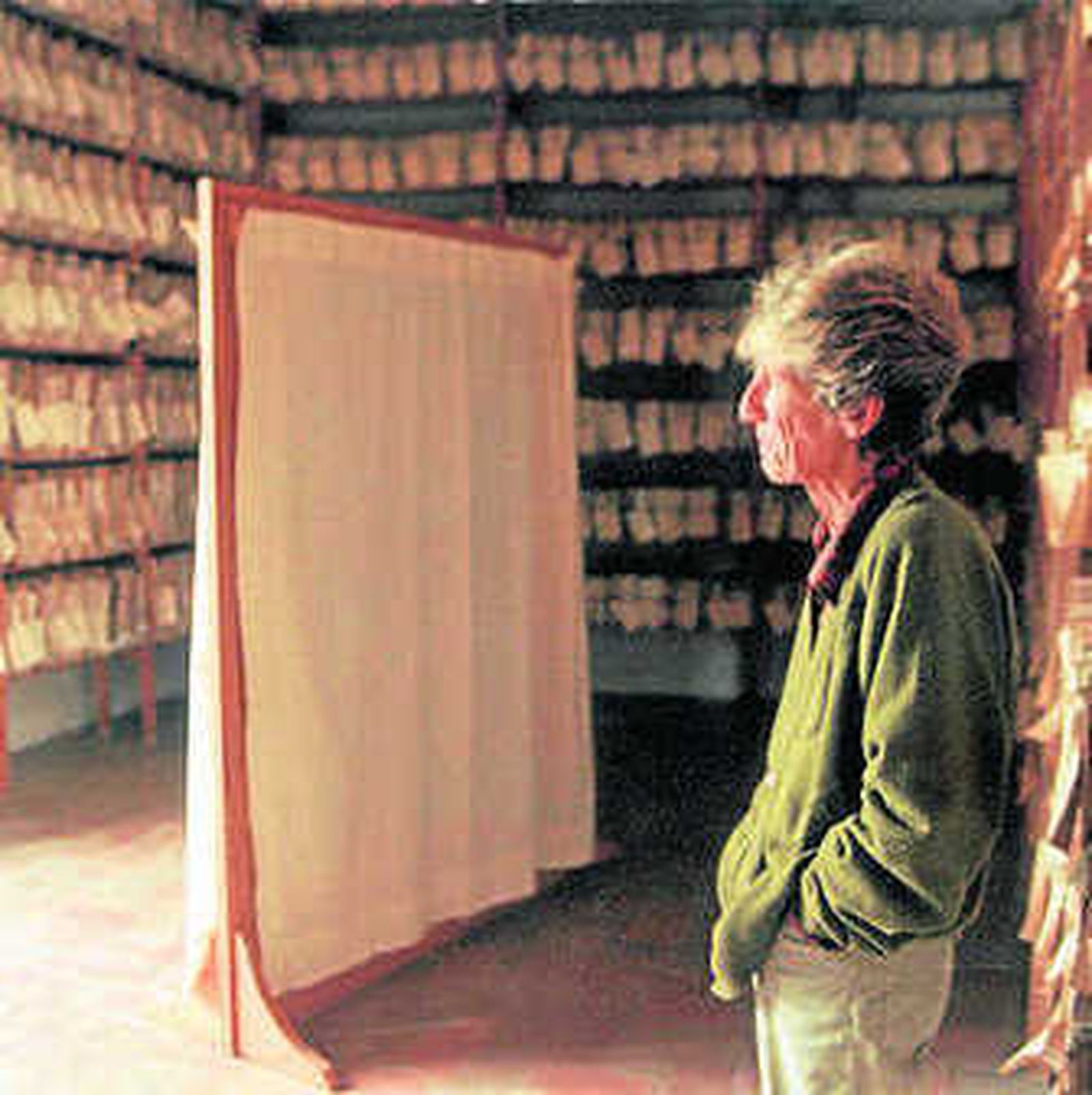 La duquesa en su archivo.