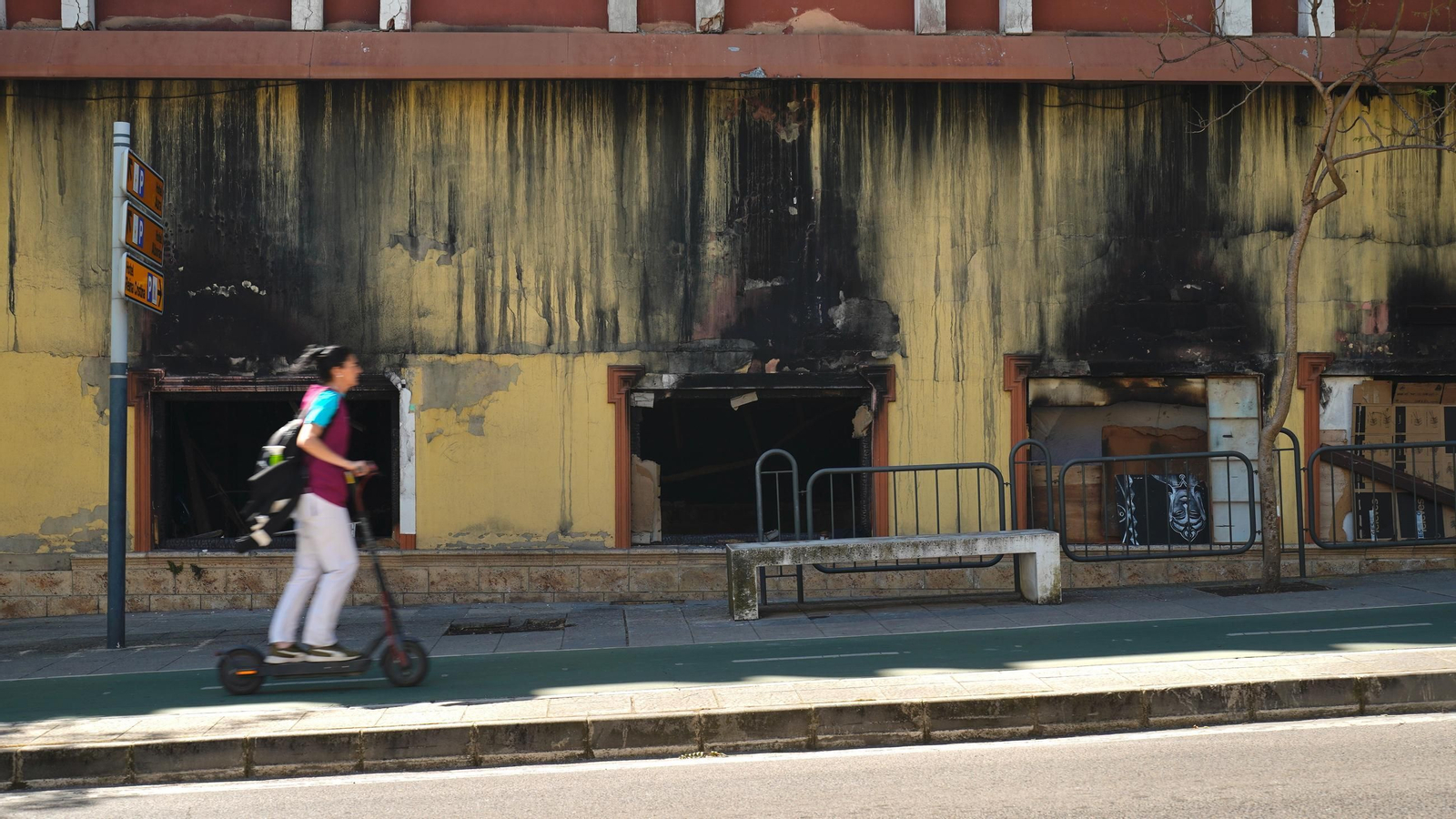 Fotos del edificio abandonado en la avenida Gesto por la Paz de Algeciras una semana después de incendiarse