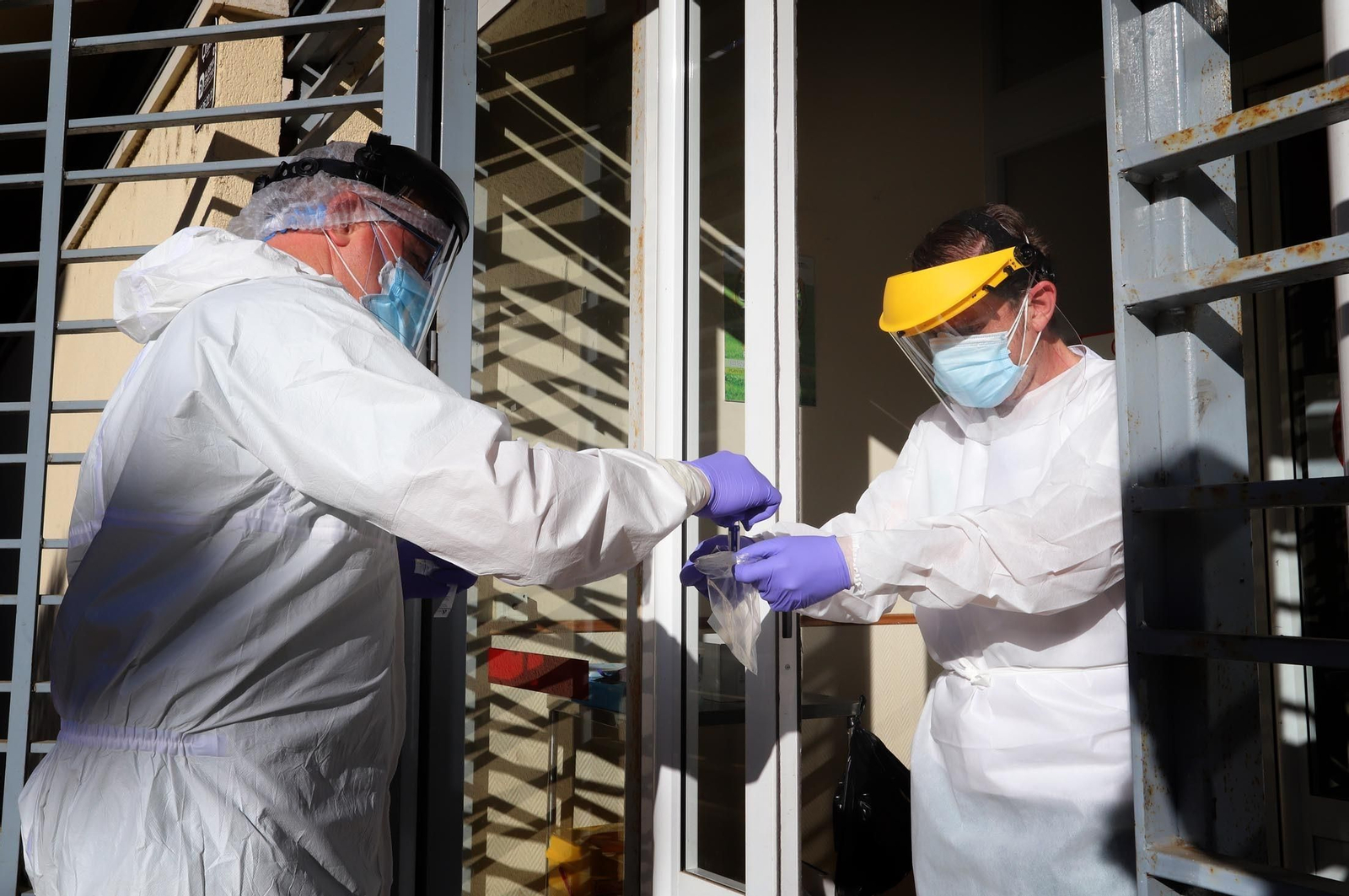 Imágenes del punto Auto-Covid en el centro de salud de Adoratrices