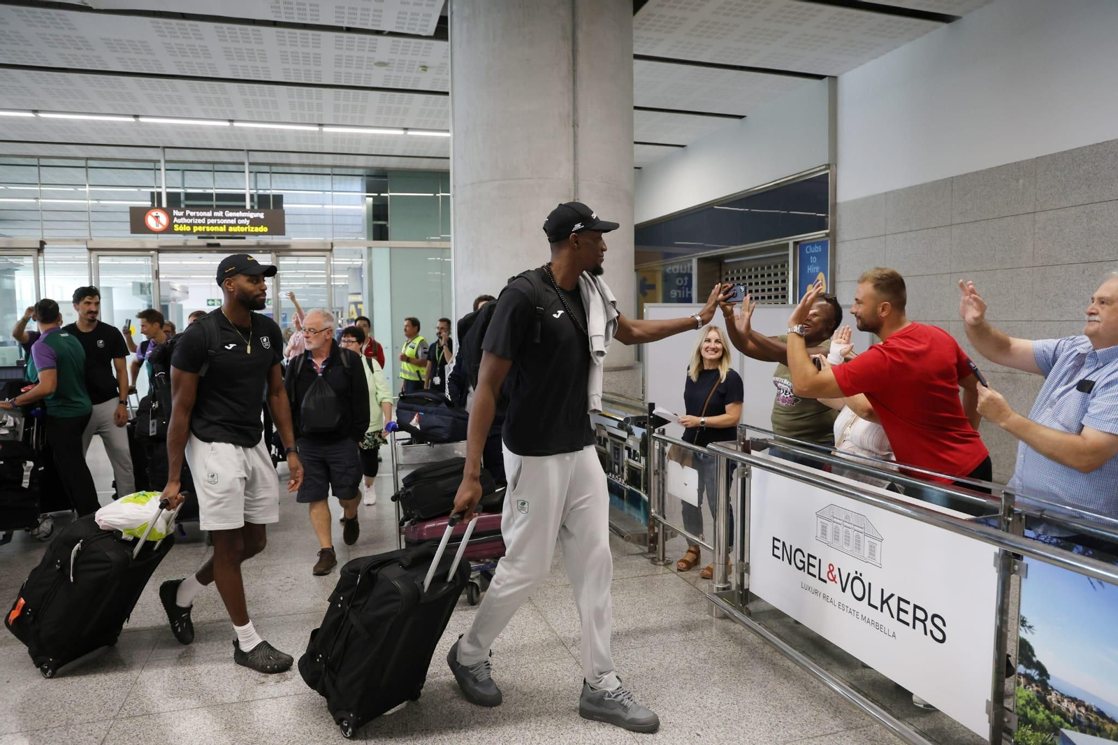 El Unicaja brinda la Intercontinental a un centenar de aficionados en el aeropuerto