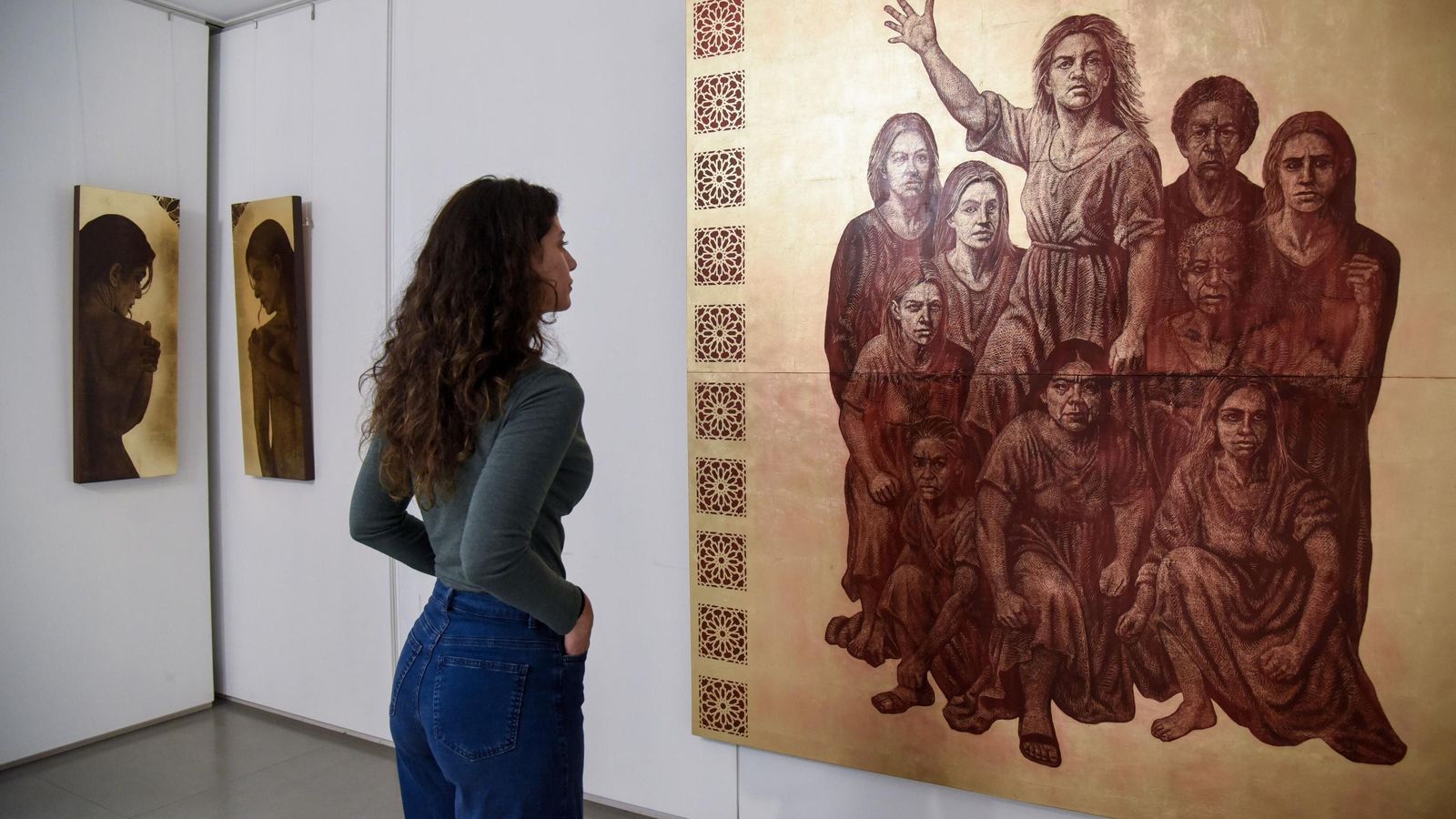 Una visitante contempla una de las obras expuestas.