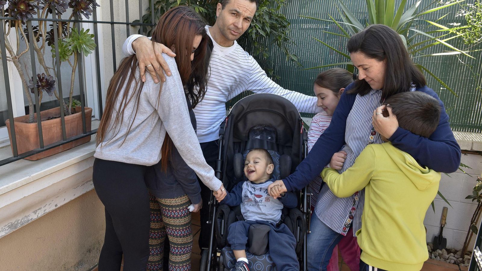 Daniel arropado por sus hermanos y sus padres.