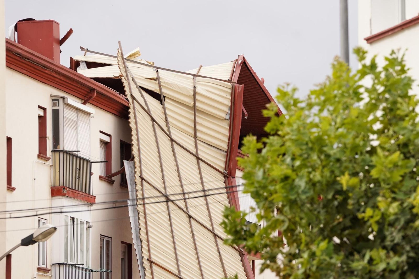El viento arranca de cuajo la cubierta de una azotea en Valladolid