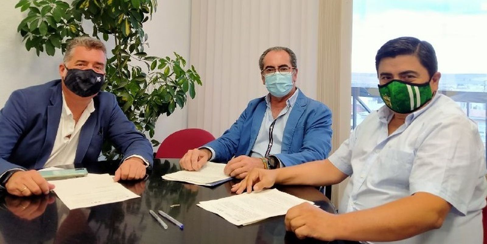 José García Román posa junto a Antonio Álvarez y Manuel Torrejimeno.