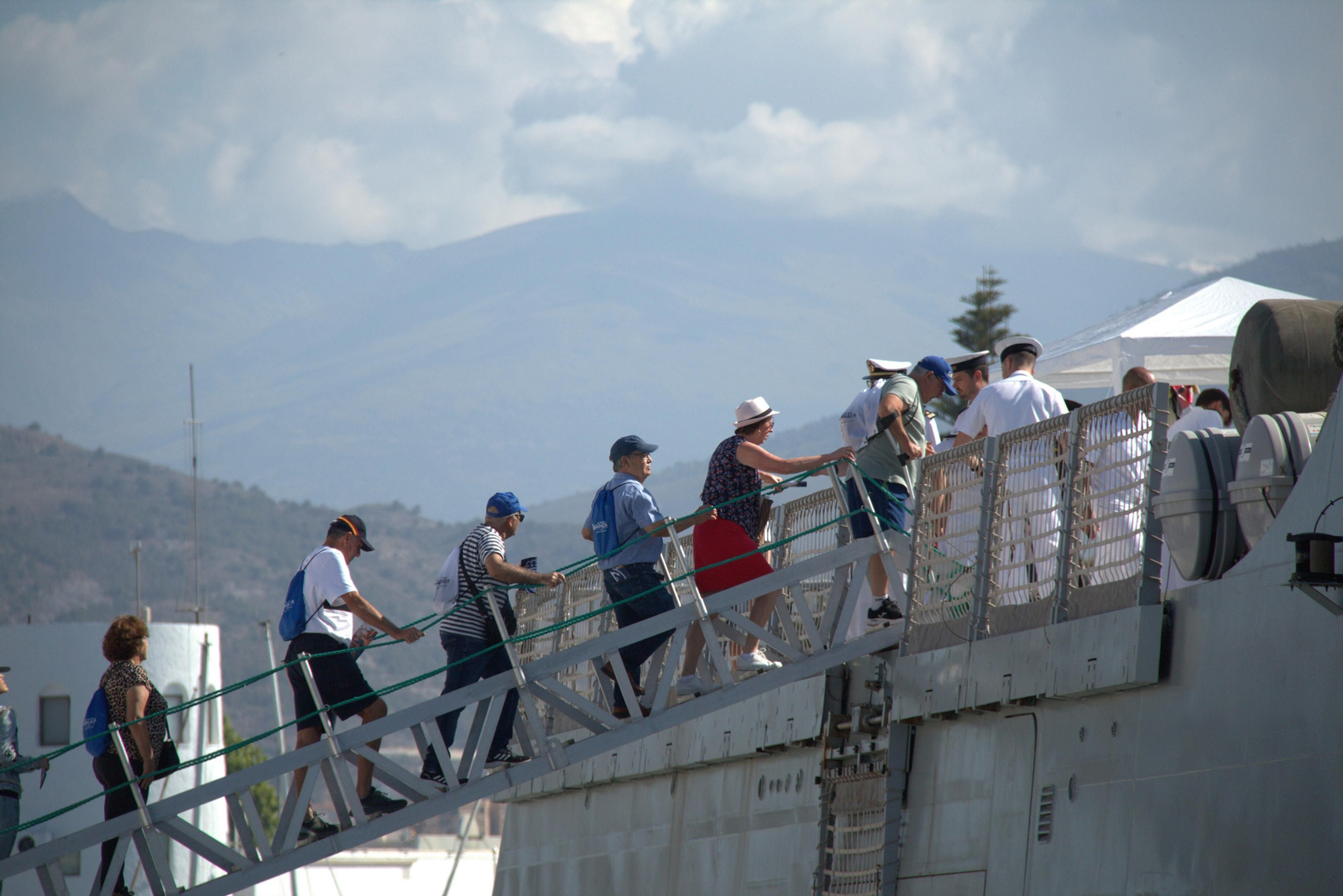 Éxito de participación para ver de cerca el despliegue de las Fuerzas Armadas en Motril
