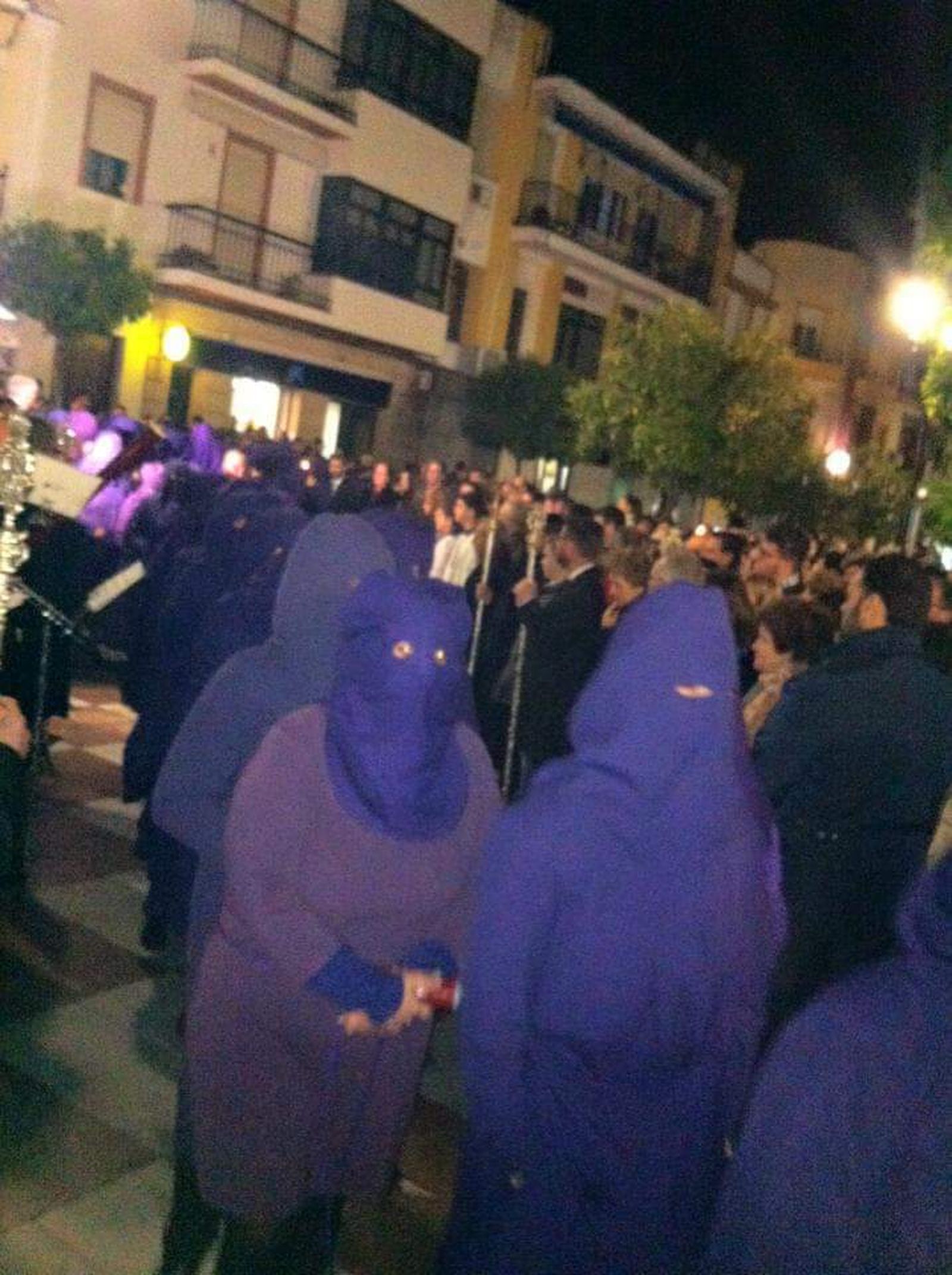 Los famosos grillos que acompañan al Cristo de la Cárcel en los traslados. Arrastran grilletes en sus tobillos.