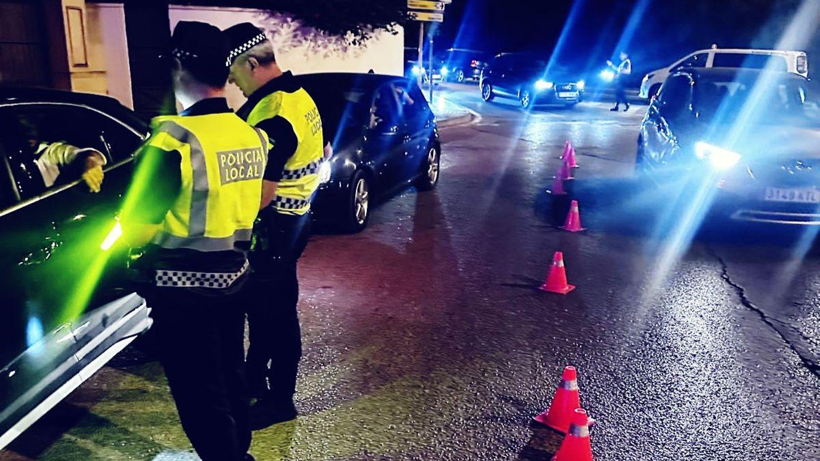 Control de Policía Local a la salida de Puerto Sherry.