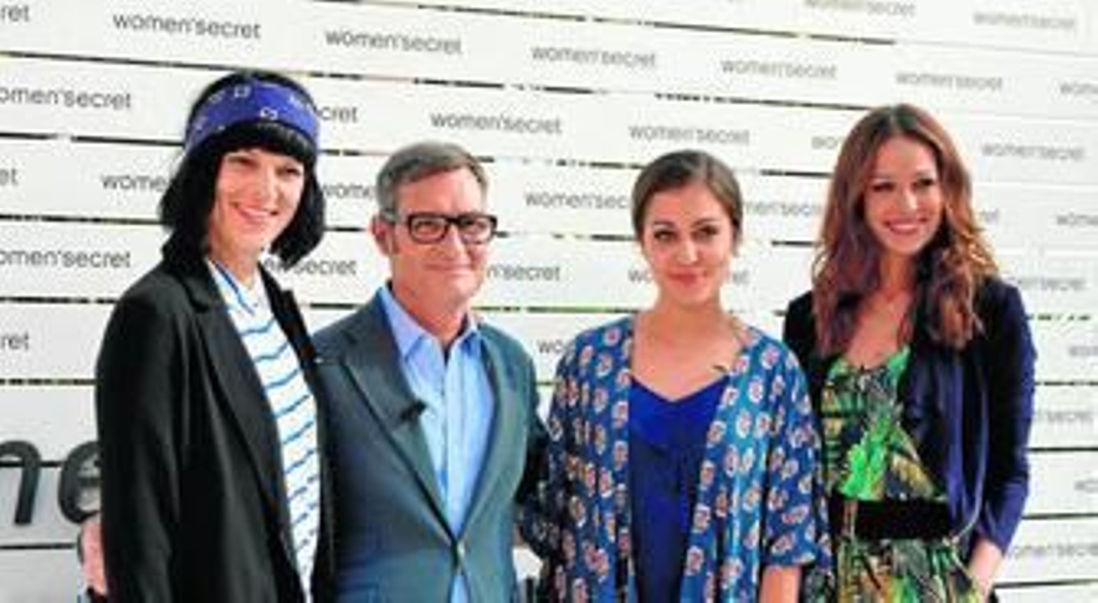 Bimba Bosé, Hibba Abouk y Eva González con el director general de Women Secret.