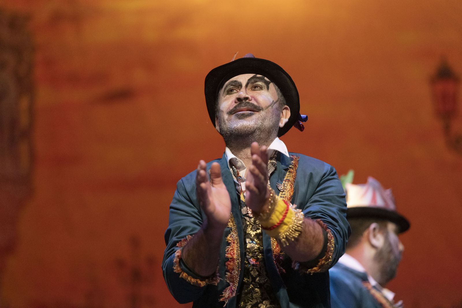 Imágenes de la actuación de la comparsa de ‘El teatro’ Dos Hermanas en el Carnaval Colombino