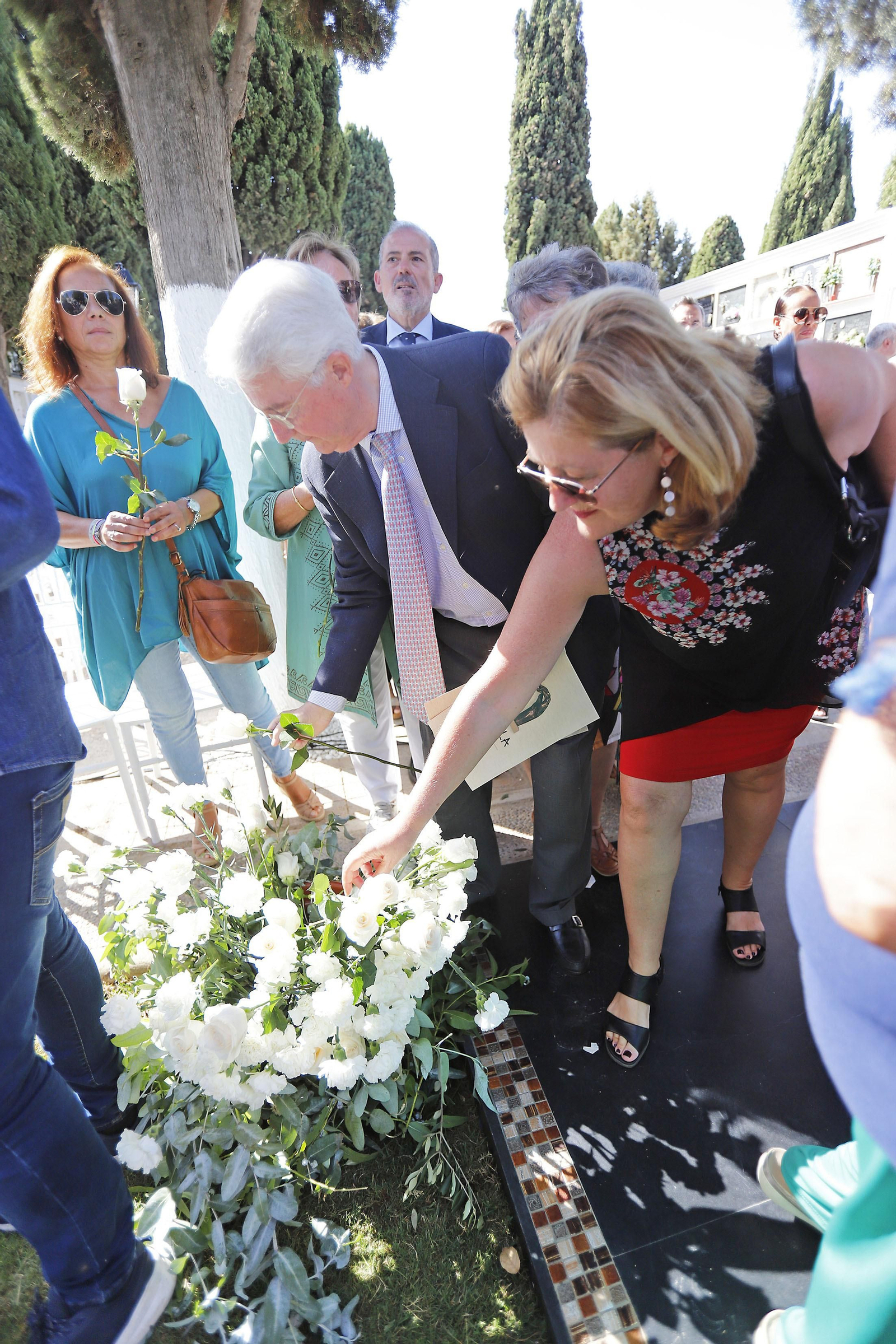 Imágenes del homenaje a Jesús Quintero con el descubrimiento de una escultura de Elías Rodríguez Picón