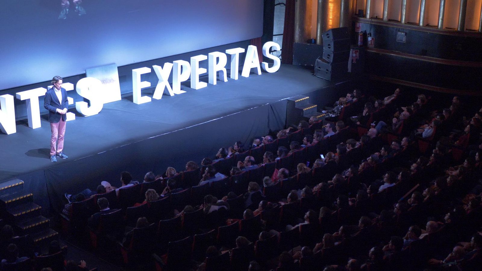 Una de las conferencias de Víctor Küppers.